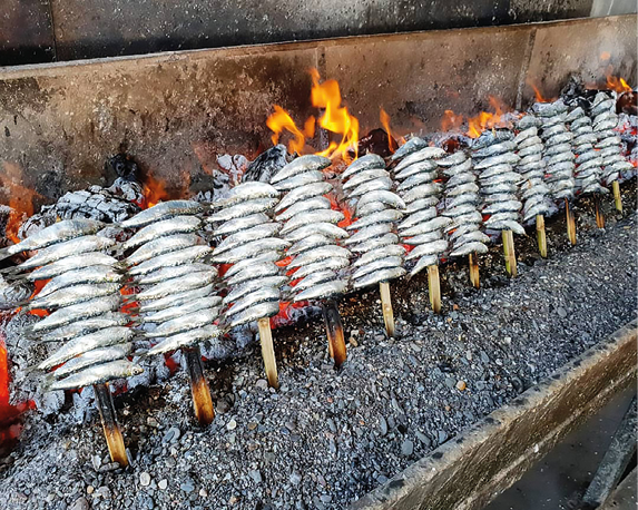 Specialiteit van de Costa del Sol: espetos de sardinas 